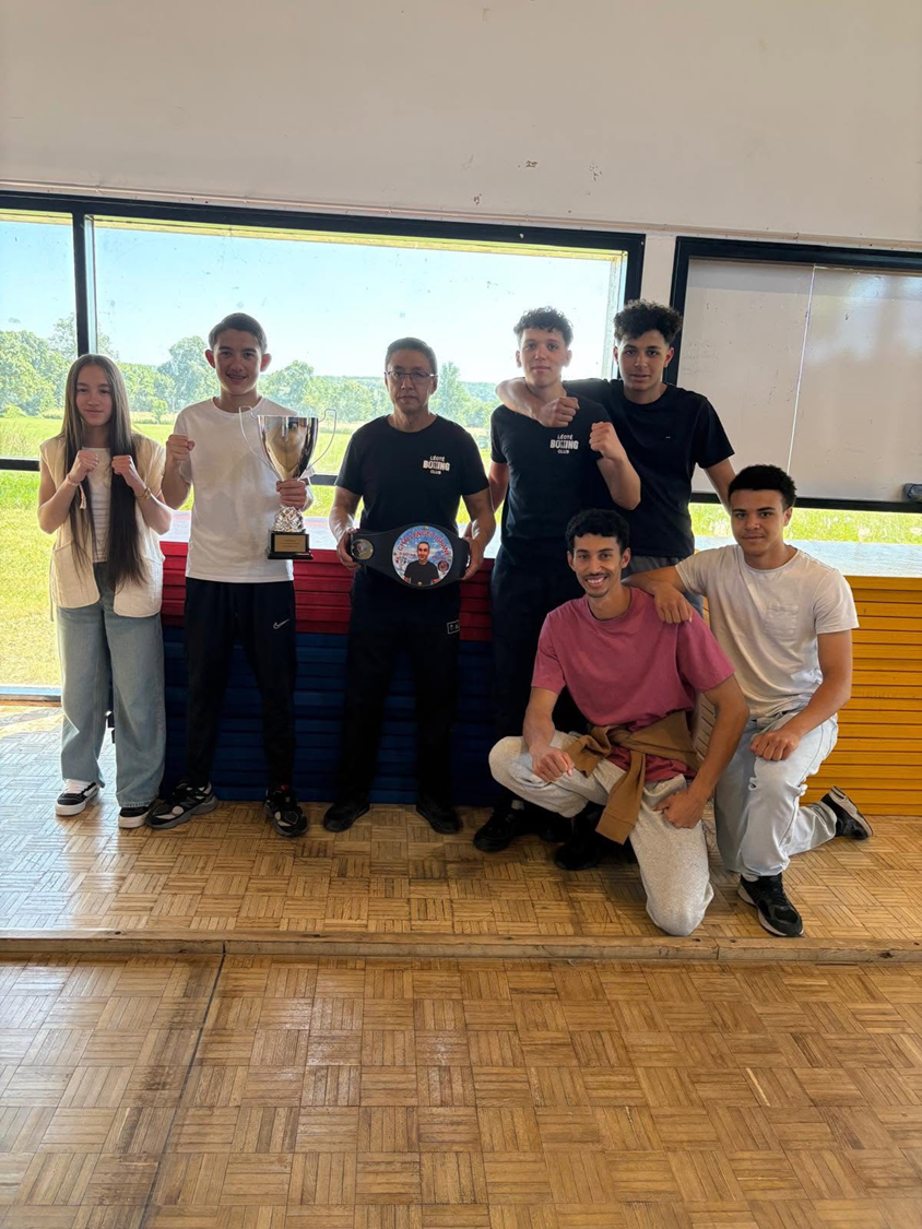 Léoté Boxing Club recevant la ceinture